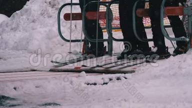 滑雪者通过滑雪电梯的<strong>旋转门</strong>。 滑雪椅的入口处有滑雪者。 慢动作